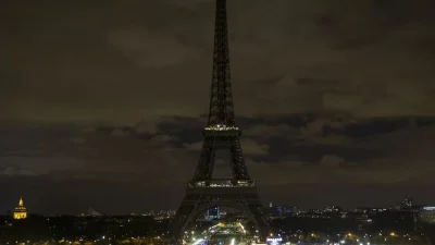 "Έσβησε" μέχρι και ο Πύργος του Άιφελ - Βαρύ πένθος στο Παρίσι για τον θάνατο της Βασίλισσας Ελισάβετ