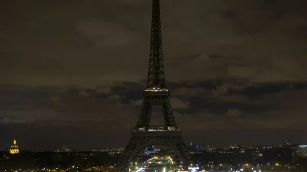 "Έσβησε" μέχρι και ο Πύργος του Άιφελ - Βαρύ πένθος στο Παρίσι για τον θάνατο της Βασίλισσας Ελισάβετ