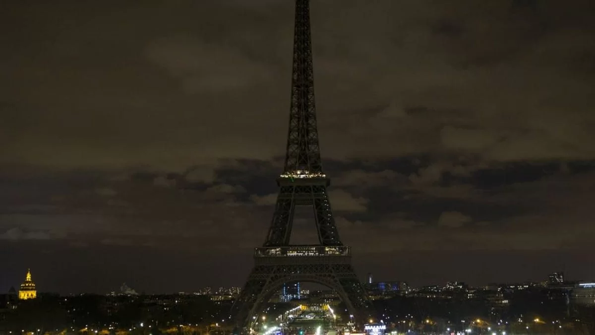 "Έσβησε" μέχρι και ο Πύργος του Άιφελ - Βαρύ πένθος στο Παρίσι για τον θάνατο της Βασίλισσας Ελισάβετ