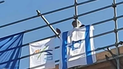 Θρίλερ στον Ιερό Βράχο της Ακρόπολης: Άνδρας απειλεί να πέσει από τον Παρθενώνα