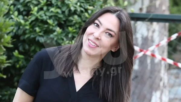 Ολόσωμη φωτογραφία της Αλίκης Κατσαβού με μαύρο μπικίνι - Το σώμα της χωρίς ρετούς στα 51