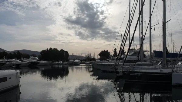 Συναγερμός στον Άλιμο - Φωτιά σε σκάφος στην Μαρίνα με δύο τραυματίες