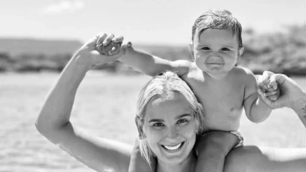 Με φόντο το γαλάζιο και ντυμένη στα λευκά - Στιγμές ευτυχίας για την Άννυ Πανταζή στη βάφτιση του γιου της