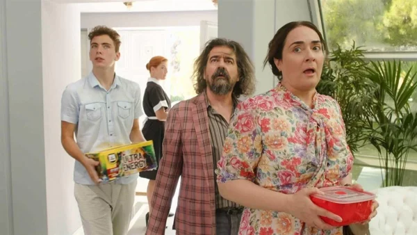 Ποιος Παπαδόπουλος: Η συμβίωση στη βίλα έχει για όλους κωμικοτραγικές συνέπειες