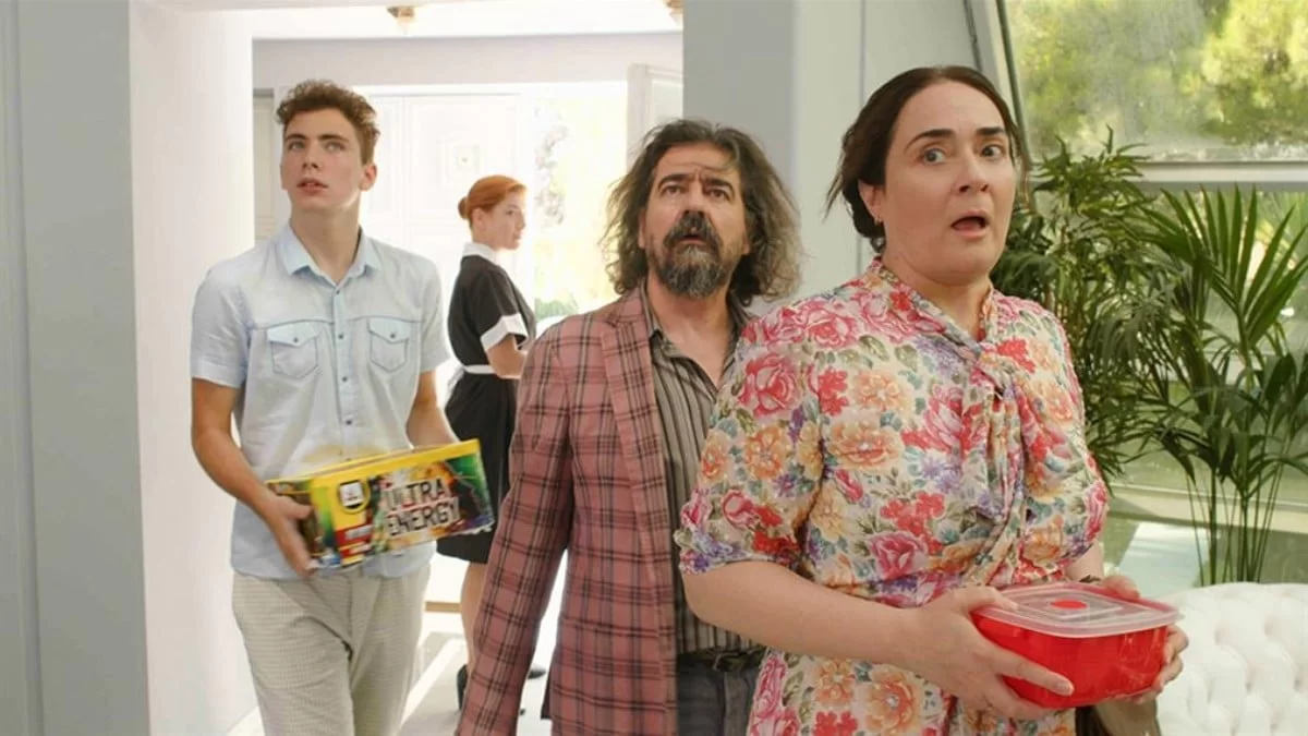 Ποιος Παπαδόπουλος: Η συμβίωση στη βίλα έχει για όλους κωμικοτραγικές συνέπειες