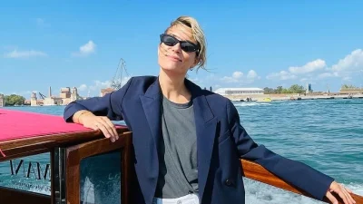 Υπέρλαμπρη, με μαύρη τουαλέτα, η Βίκυ Καγιά στο κόκκινο χαλί, στο Φεστιβάλ Κινηματογράφου της Βενετίας