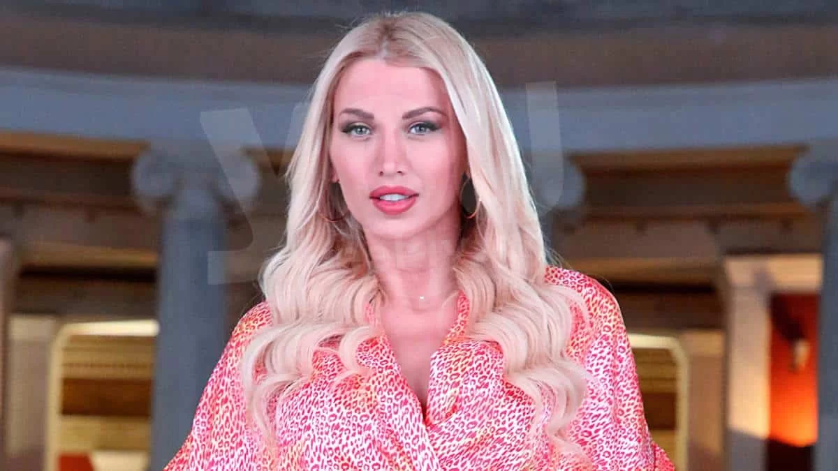 Γενέθλια για την Κωνσταντίνα Σπυροπούλου: Πόζαρε με ροζ κολλητό φόρεμα με την κοιλιά της τούρλα