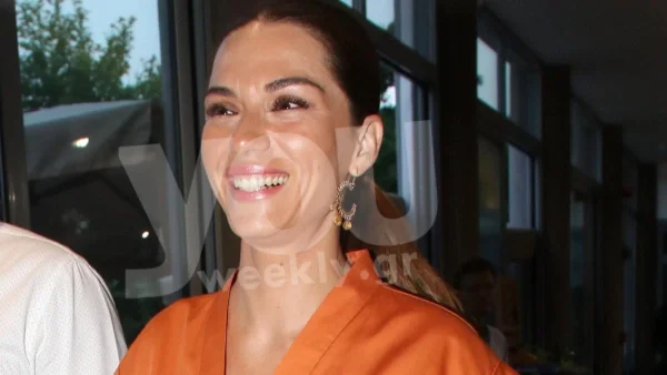 Άβαφη και με αλάτι στα μαλλιά - Η αρετουσάριστη φωτογραφία της Βάσως Λασκαράκη με μαύρο μπικίνι