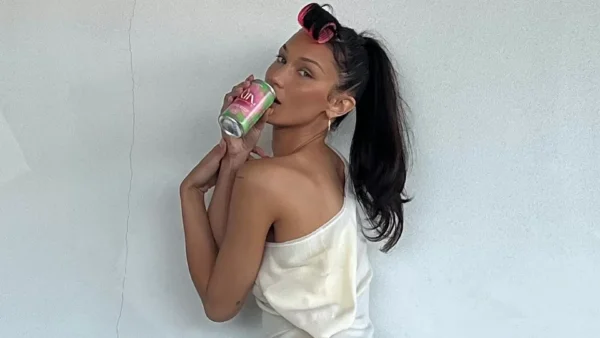 Δεν πρόλαβες να λουστείς; 3 πανεύκολα χτενίσματα που θα σε σώσουν