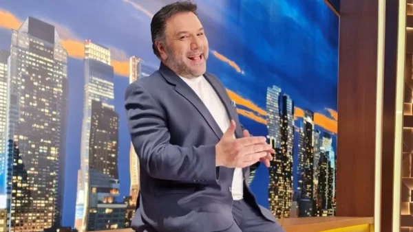 Πρεμιέρα απόψε για το The 2night Show - Οι πρώτοι καλεσμένοι του Γρηγόρη Αρναούτογλου