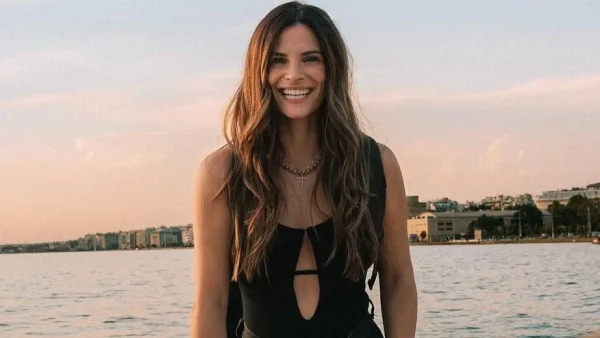 Υπέρλαμπρη, με αστραφτερό φόρεμα από τη Celia Kritharioti, η Χριστίνα Μπόμπα σε γάμο