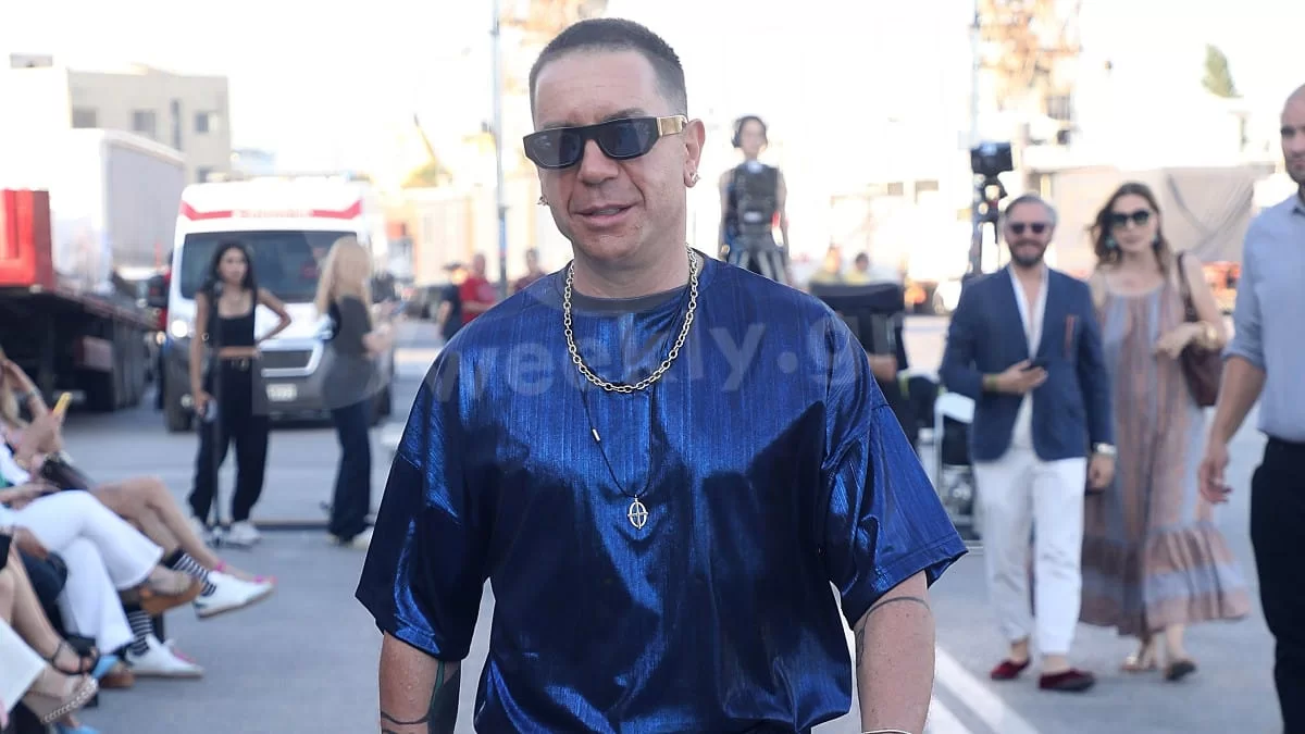 Τράβηξε όλα τα βλέμματα ο Γιώργος Μαζωνάκης - Εμφανίστηκε στην πρεμιέρα του με λεοπάρ μαλλί