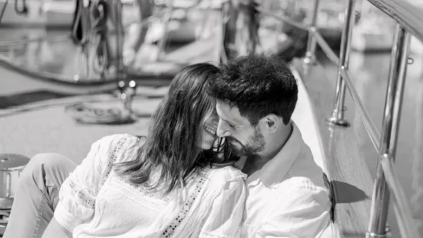 Με λιλά ολόσωμο μαγιό στην πισίνα του σπιτιού τους - Η Δράκου με φουσκωμένη κοιλίτσα πριν γεννήσει το παιδί του Πατριαρχέα