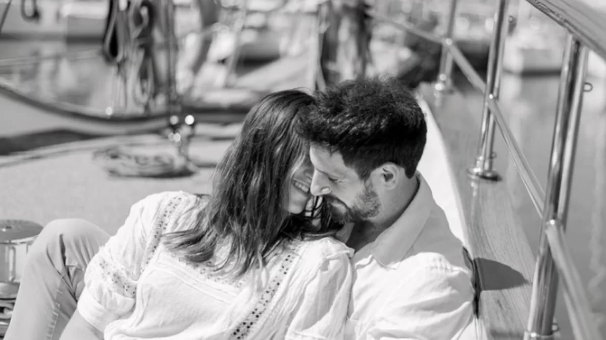 Με λιλά ολόσωμο μαγιό στην πισίνα του σπιτιού τους - Η Δράκου με φουσκωμένη κοιλίτσα πριν γεννήσει το παιδί του Πατριαρχέα