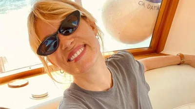 2 υπέρκομψα all-day looks, με Gucci mules αξίας 670 ευρώ, φόρεσε η Βίκυ Καγιά στο φεστιβάλ της Βενετίας