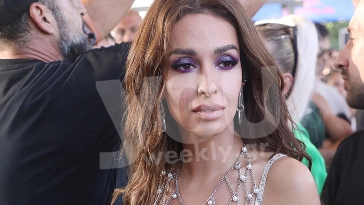 Με κροπ τοπ και μίνι φούστα - Η αποκαλυπτική εμφάνιση της Ελένης Φουρέιρα μετά τις φήμες εγκυμοσύνης