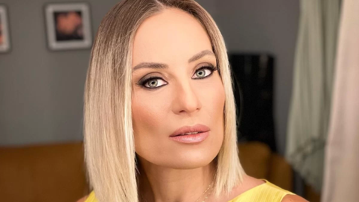 Με φόρεμα αξίας 850 ευρώ, η Ελεονώρα Μελέτη στην εκπομπή της - Είναι δημιουργία του Βασίλη Ζούλια, στα χρώματα του ουράνιου τόξου