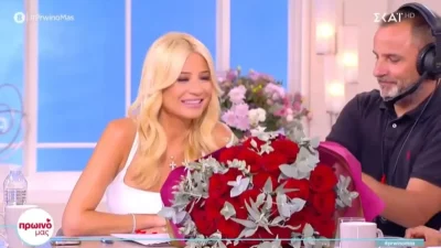 Γέμισε λουλούδια το πλατό του ΣΚΑΙ - Συγκινημένη η Φαίη Σκορδά στην πρεμιέρα της εκπομπής της