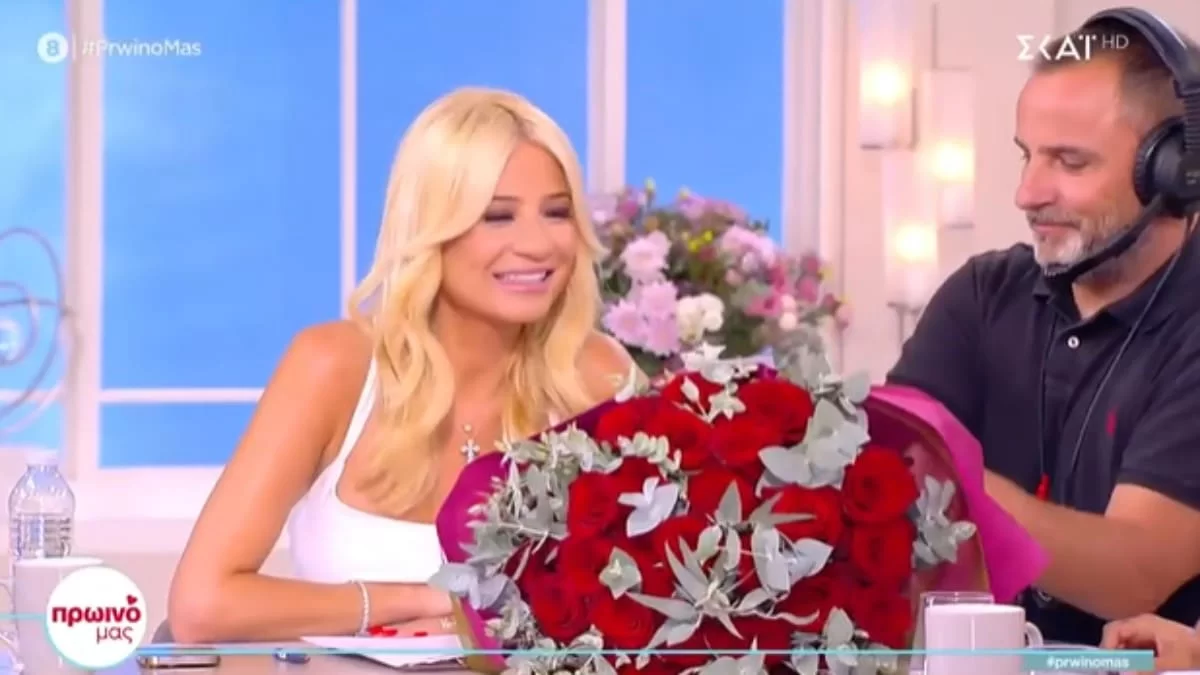 Γέμισε λουλούδια το πλατό του ΣΚΑΙ - Συγκινημένη η Φαίη Σκορδά στην πρεμιέρα της εκπομπής της