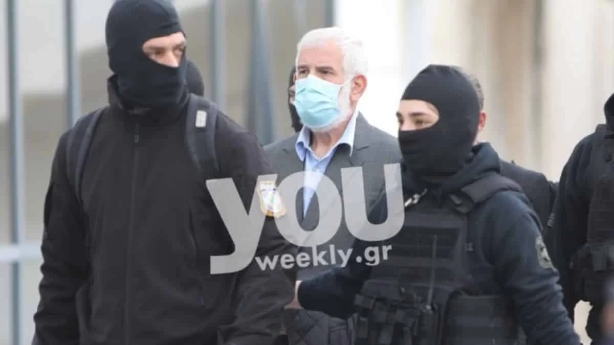 ''Αγκιστρωμένος'' από τη Νίνου o Φιλιππίδης - Η αντίδρασή του μπροστά στις κάμερες καθώς πήγαινε στη δίκη