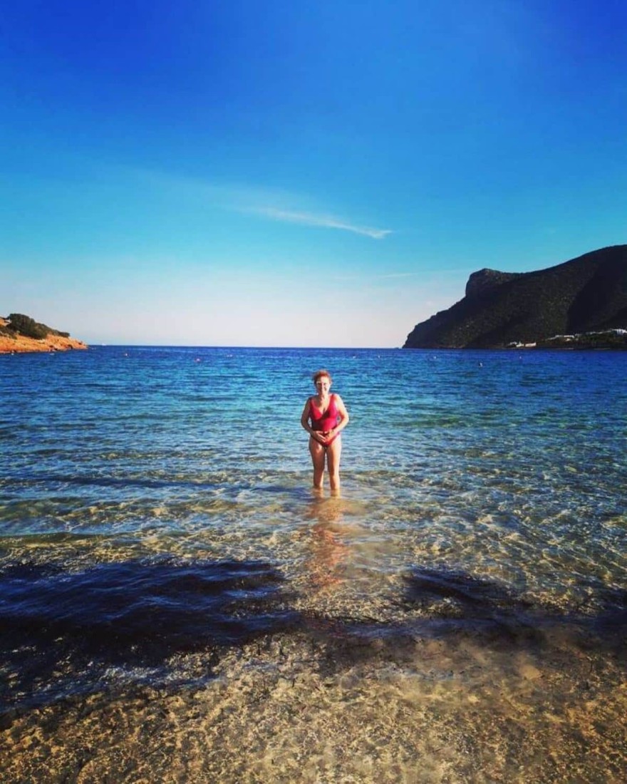Η Φωτεινή Ντεμίρη με κόκκινο μαγιό στην παραλία