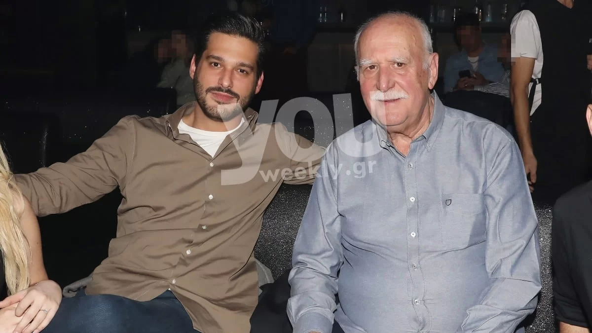 Κούκλα ξανθιά με δύο μέτρα πόδι - Η γυναίκα που έχει κλέψει την καρδιά του Φοίβου Παπαδάκη