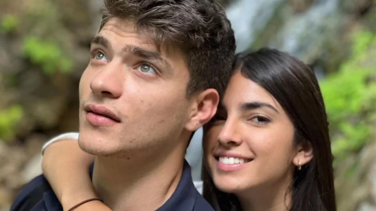 Το καυτό φιλί του Παπανδρέου στην Τζόλα σε έξοδο τους λίγο πριν την πρεμιέρα της σειράς Γη της Ελιάς