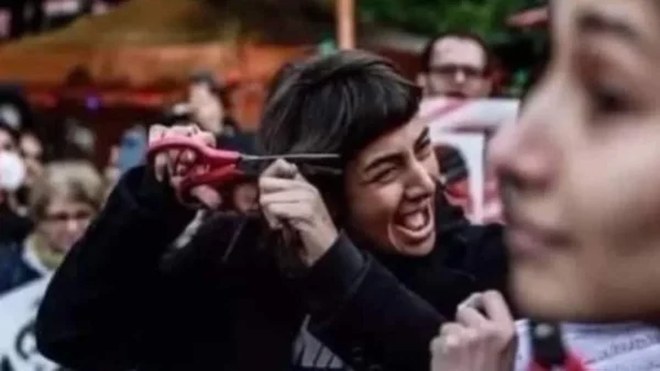 «Κοριτσάρες κάψτε τα όλα και όλες εμείς μαζί σας» - Οι γυναίκες στο Ιράν κόβουν τα μαλλιά και καίνε τις χιτζάμπ τους