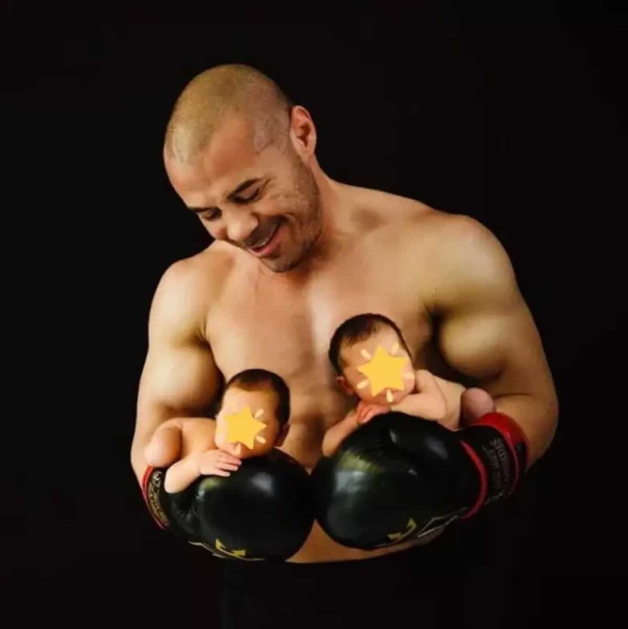 Ο Μιχάλης Ζαμπίδης αγκαλιά με τις κορούλες του