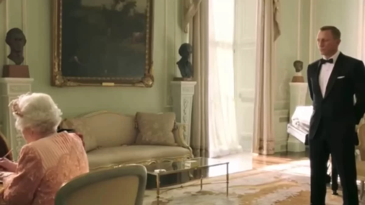 Η Βασίλισσα Ελισάβετ υπήρξε ένα από "τα κορίτσια του James Bond" - Το βίντεο με την πτώση της από το στάδιο του Λονδίνου