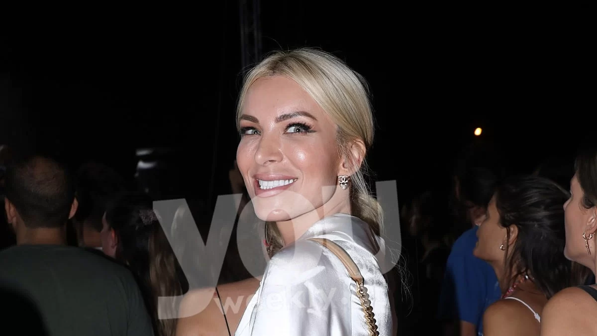 Με λευκό σατέν πουκάμισο - Η Καινούργιου στην πιο κομψή της εμφάνιση στη συναυλία για τον Λαυρέντη Μαχαιρίτσα