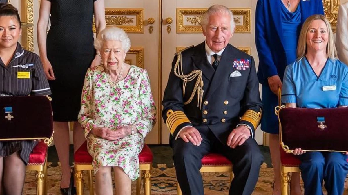 ''Άκουσε τρέξιμο και γρήγορα βήματα στο διάδρομο'' - Η στιγμή που ο Κάρολος έμαθε τα δυσάρεστα για τη Βασίλισσα Ελισάβετ