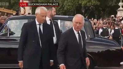 Καταχειροκροτήθηκε ο βασιλιάς Κάρολος κατά την άφιξη στο Μπάκιγχαμ - Αποκαλύφθηκε ο νέος τίτλος της Καμίλα