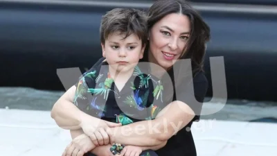 Δεν χαλάει χατίρι στον μικρό Φοίβο - Η Αλίκη Κατσαβού σε τρυφερές στιγμές με τον γιό της στη θάλασσα