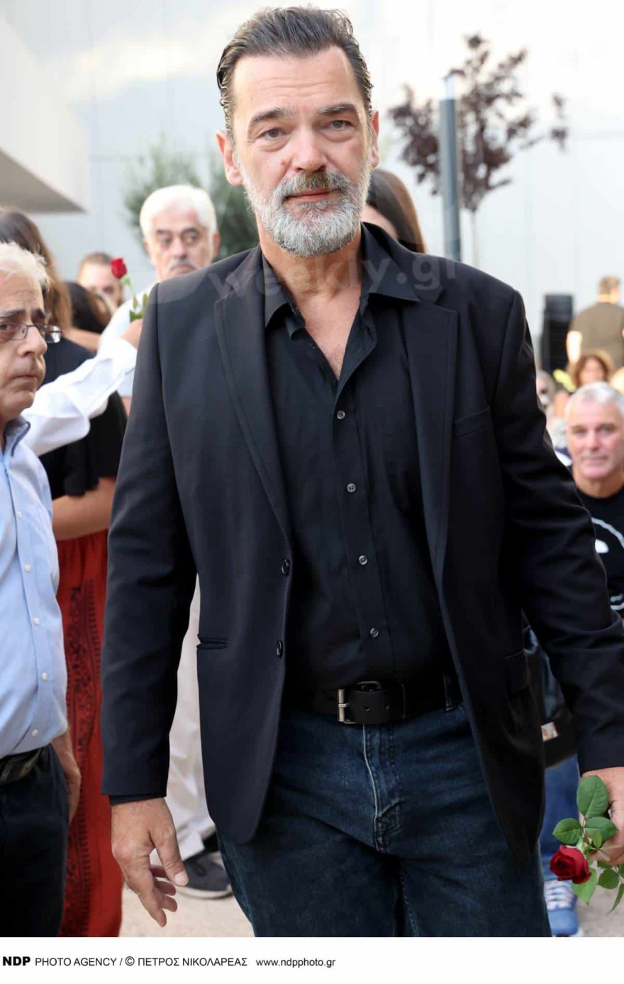 Κωνσταντίνος Καζάκος στη κηδεία του πατέρα του, Κώστα 