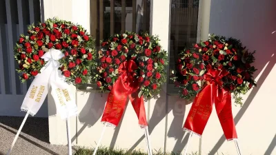 Συντετριμμένος και μαυροφορεμένος ο Κωνσταντίνος Καζάκος στην αποχαιρετιστήρια τελετή του πατέρα του, Κώστα