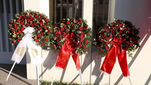 Συντετριμμένος και μαυροφορεμένος ο Κωνσταντίνος Καζάκος στην αποχαιρετιστήρια τελετή του πατέρα του, Κώστα