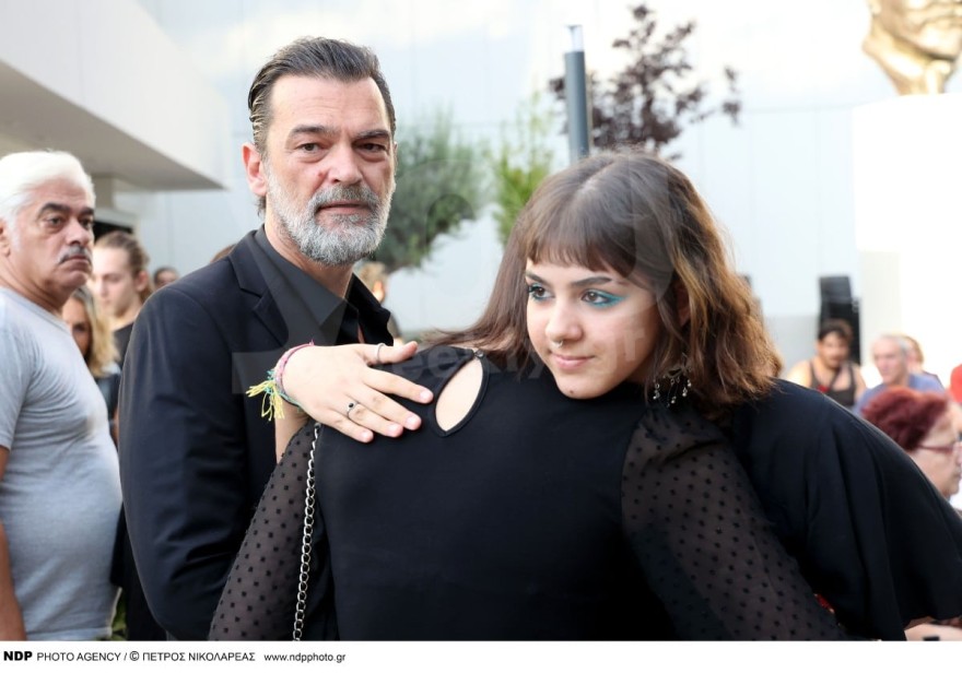 Συντετριμμένη η Τζένη Καζάκου στη κηδεία του παππού της 