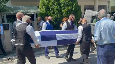 "Ράγισαν" καρδιές στην κηδεία της 19χρονης ναυτικής δοκίμου - Συντετριμμένοι οι γονείς της