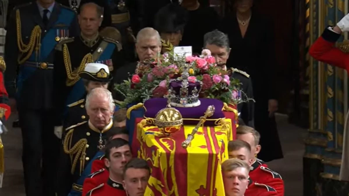Ασύλληπτο περιστατικό στην κηδεία της βασίλισσας Ελισάβετ: Αράχνη εμφανίστηκε πάνω στο φέρετρο της
