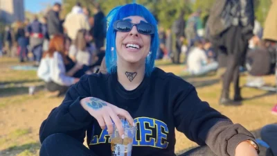 Παραλίγο να παρασύρει πεζό με το αυτοκίνητό της η Super Κική - «Αμάν μωρέ»