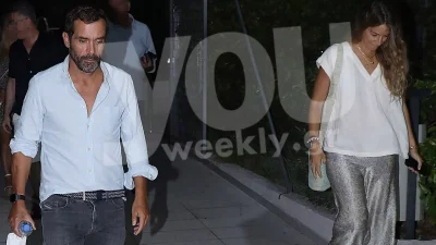 Περπατούσαν χωριστά αλλά έκατσαν πλάι πλάι - Σπάνια δημόσια εμφάνιση για τον Μαρκουλάκη και την Βαρδινογιάννη