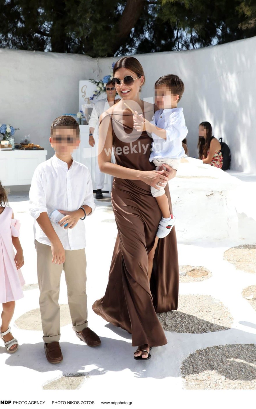 Η Αθηνά Κοντοπάνου με τα δύο της παιδιά