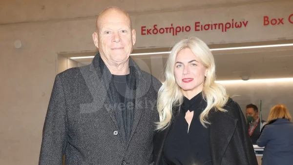 "Λιώνουν" ο ένας για τον άλλο - Το τρυφερό φιλί στο στόμα από τον Τζώνη Καλημέρη στην Χριστίνα Κοντοβά για τα γενέθλιά της