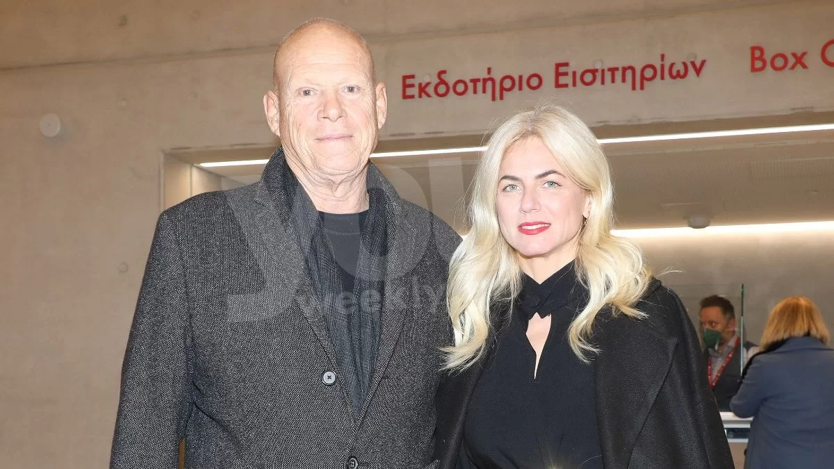 "Λιώνουν" ο ένας για τον άλλο - Το τρυφερό φιλί στο στόμα από τον Τζώνη Καλημέρη στην Χριστίνα Κοντοβά για τα γενέθλιά της