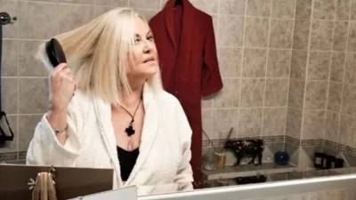 Τα κοιτούσε με λάγνο βλέμμα - Η Κορομηλά αγκαλιά με ένα κατακκόκινο μπουκέτο τριαντάφυλλα