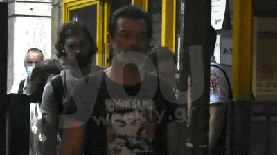 Συντετριμμένος ψυχολογικά ο Κωσταντίνος Καζάκος - Μαυροφορεμένος έξω από το νοσοκομείο που πέθανε ο πατέρας του