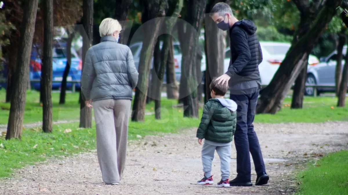 Χαζομπαμπάς ο Κώστας Μπακογιάννης - Δεν άφηνε λεπτό τα χέρια του από τον γιο του, Δήμο στην βόλτα τους