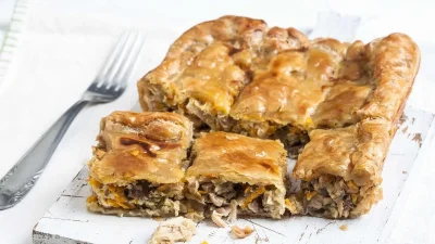 Εύκολη και πολύ χορταστική - Λαχταριστή κοτόπιτα με πιπεριές και γιαούρτι