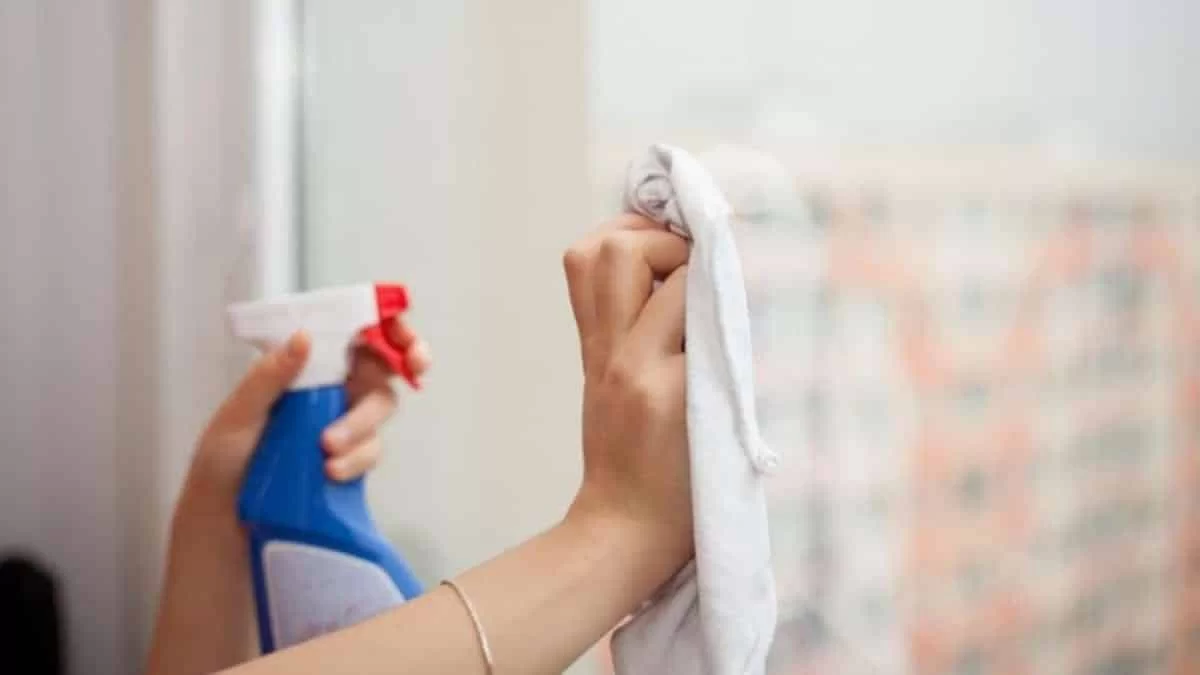 Χρειάζεσαι ξύδι και ακόμα 3 υλικά - Ο μαγικός συνδυασμός για να γίνουν τα τζάμια σου "αόρατα"